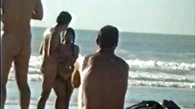 Une jeune fille dans un entrepôt porno homme et fille montre un corps nu devant un mec et le suce