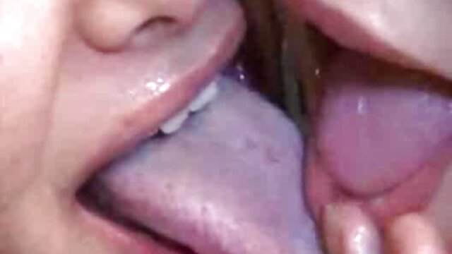 Chérie striptease homme porno cogne dans le cul d'une femme en combinaison en maille