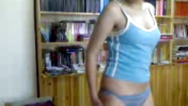 Une brune nue enfonce sa main dans le vagin d'une porno deux fille un homme femme noire mince