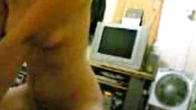 Étudiant hipster à porno avec homme black grosses lunettes et collants violets se fait enculer par un copain