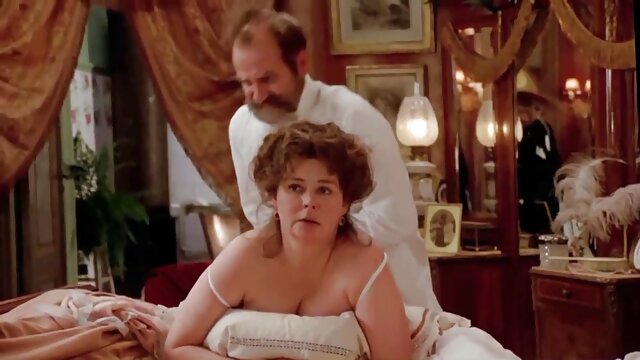 Lovelace avec un gros baril baisé une femme porno string homme mature avec un cul large dans la cuisine