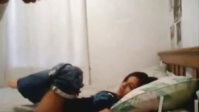 Un film porno homme mur mec russe a cloué la bite d'un camarade de classe lors d'un massage sur un couvre-lit rose