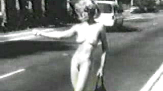 Amant mature frappe une vieille video porno homme mur femme en chemise sur une webcam