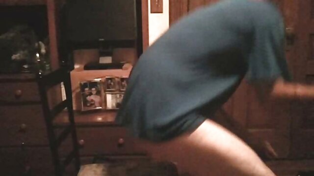Le mec a fait un tour à sa porno homme avec animal petite amie dans la voiture et l'a baisée dans une chatte humide