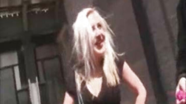 Une blonde élancée devant une video porn gay gratuite webcam se baise dans le cul avec un gode