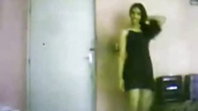 Une caméra cachée filme des relations sexuelles avec un nouveau voisin pendant que son mari porno homme grand est au travail