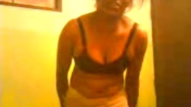 Une blonde tatouée se masturbe avec une machine sexuelle sur un canapé porno femme viol homme bleu