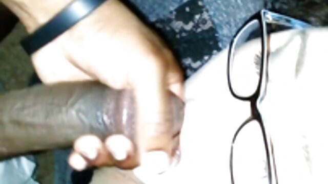Une latina sportive a humidifié une grosse bite avec une gorge film porno pour homme et il a baisé son anus sur le lit