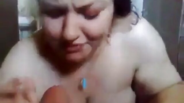 Femme potelée sur la porno 2 femme 1 homme pente au bord de la mer se masturbe la chatte rasée